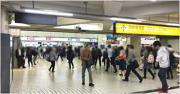 JR新宿駅西口改札を出る